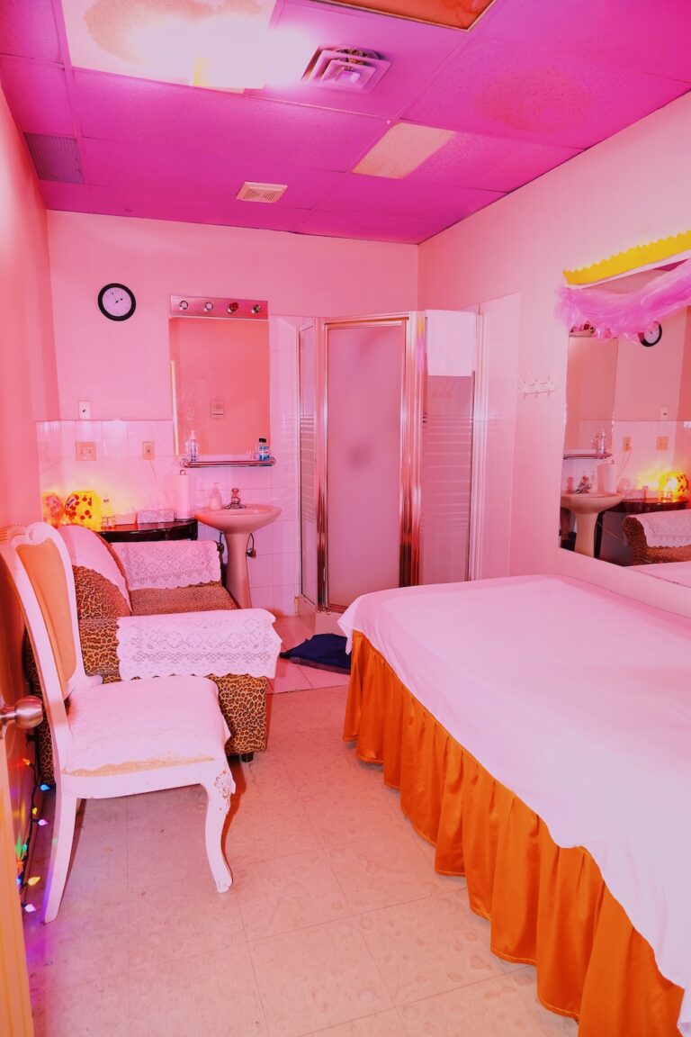 Tokyo Massage 店内轻奢环境，私密舒适的按摩房间